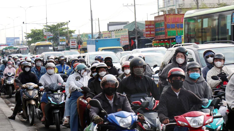 Người dân trở lại TPHCM sau kỳ nghỉ lễ, cửa ngõ kẹt xe kéo dài