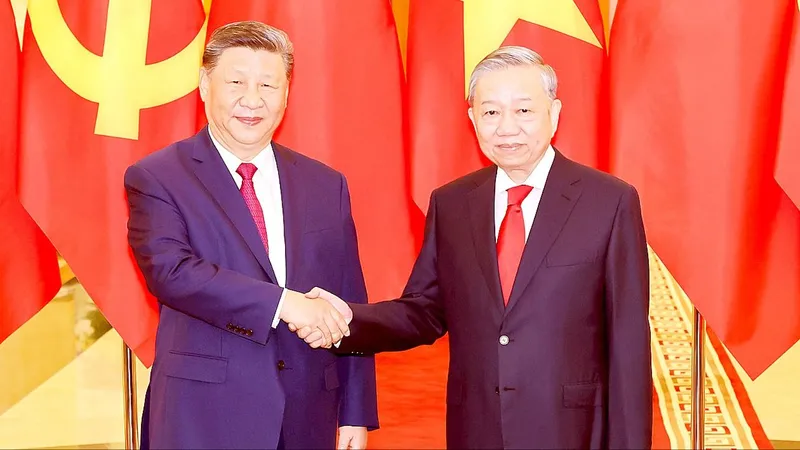 Tổng Bí thư Tô Lâm và Tổng Bí thư, Chủ tịch nước Trung Quốc Tập Cận Bình chụp ảnh chung trước khi tiến hành hội đàm, chiều 14-4. Ảnh: QUANG PHÚC