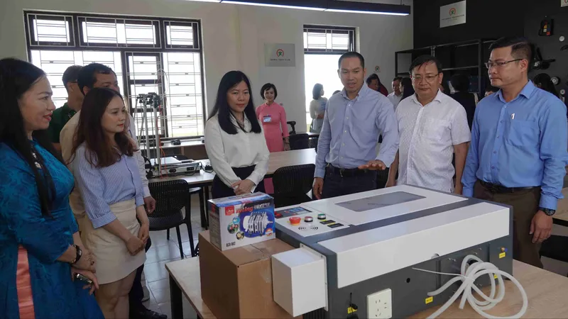 Tặng máy tính và không gian sáng chế cho học sinh Đà Nẵng