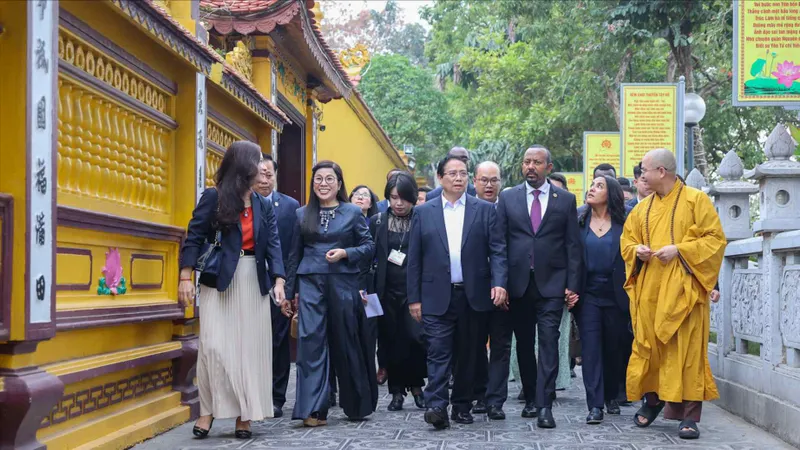 Thủ tướng Phạm Minh Chính cùng Thủ tướng Ethiopia tham quan chùa Trấn Quốc