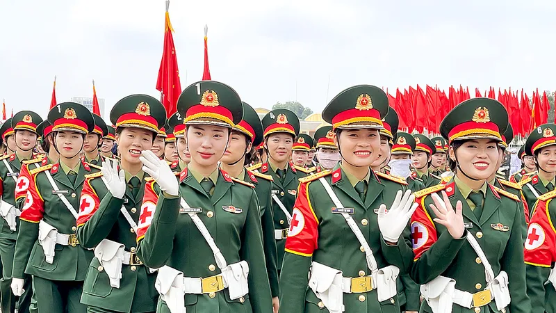 Nét tươi tắn của các nữ quân y trong khoảnh khắc kết thúc buổi hợp luyện diễu binh. Ảnh: HOÀNG HÙNG