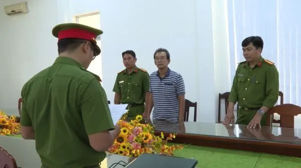 Cơ quan Cảnh sát điều tra Công an tỉnh Bạc Liêu tống đạt quyết định khởi tố bị can đối với Huỳnh Bá Phúc. Ảnh: TRỌNG THỨC