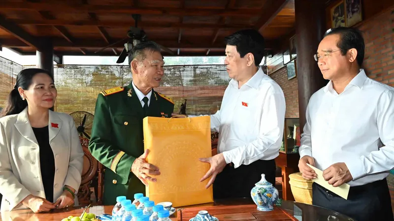 Chủ tịch nước Lương Cường thăm Anh hùng Lực lượng vũ trang nhân dân Tô Văn Đực