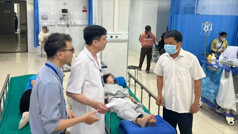 Vụ lật xe chở học sinh ở Gia Lai: Bệnh viện kích hoạt chế độ báo động đỏ, dồn lực cứu chữa nạn nhân 