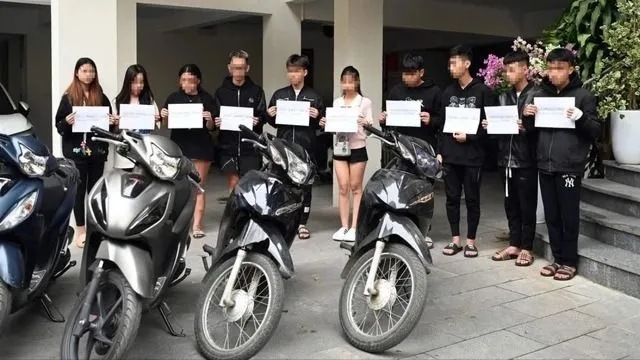 Xét xử nhóm “quái xế” lao xe khiến cô gái dừng đèn đỏ tử vong