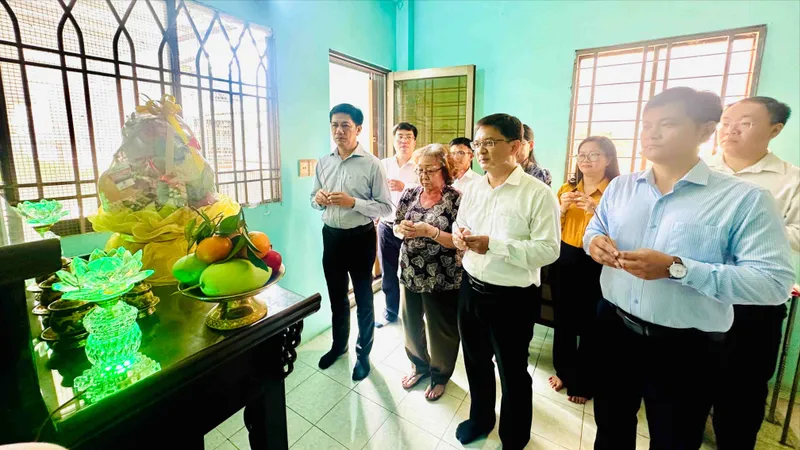 Đồng chí Nguyễn Mạnh Cường ân cần thăm hỏi, động viên người thân GS-TS Chu Phạm Ngọc Sơn. Ảnh: CHÍ THẠCH 