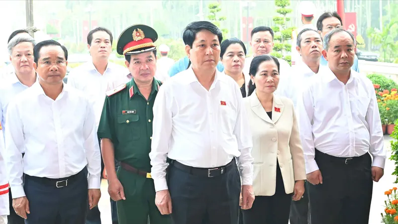 Chủ tịch nước Lương Cường dâng hoa, dâng hương tại di tích lịch sử quốc gia Ngã Ba Giồng