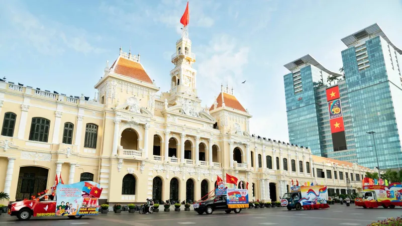 Diễu hành xe hoa tuyên truyền 50 năm Ngày Giải phóng miền Nam, thống nhất đất nước