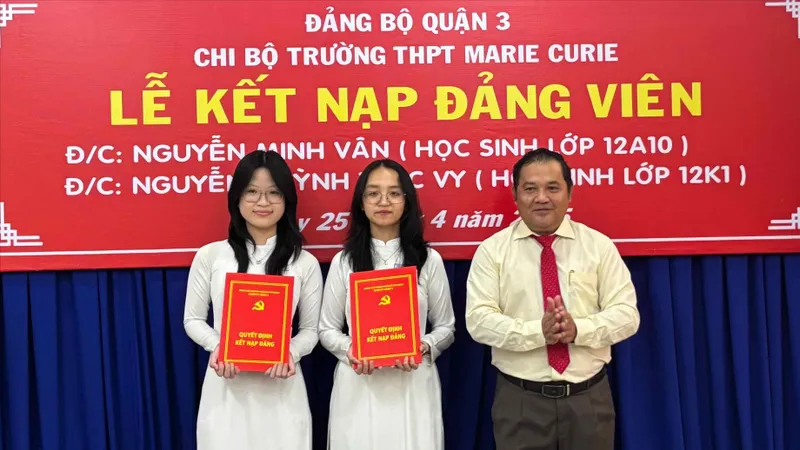 Thêm 2 học sinh Trường THPT Marie Curie được kết nạp Đảng
