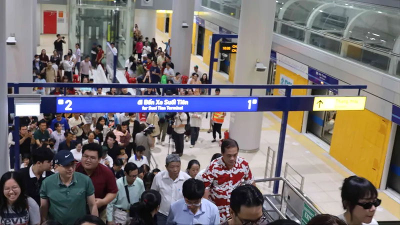 Ga metro Bến Thành mở lại cổng số 1 và 2
