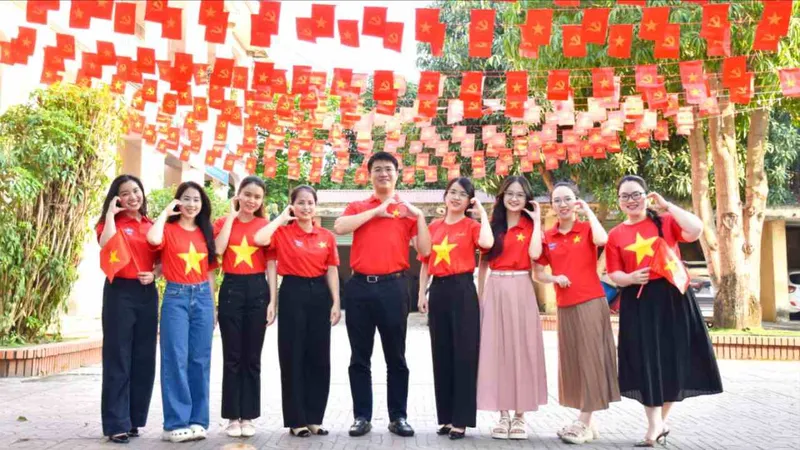 Khoảnh khắc thiêng liêng của những người lính biển. Ảnh: NGUYỄN TRANG