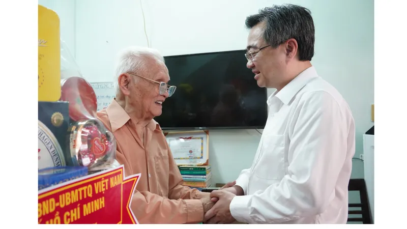 Đồng chí Nguyễn Thanh Nghị thăm, tặng quà tri ân ông Huỳnh Văn Cang.