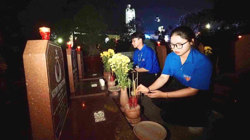 Thắp nến tri ân các Anh hùng liệt sĩ ở nhiều tỉnh, thành phố
