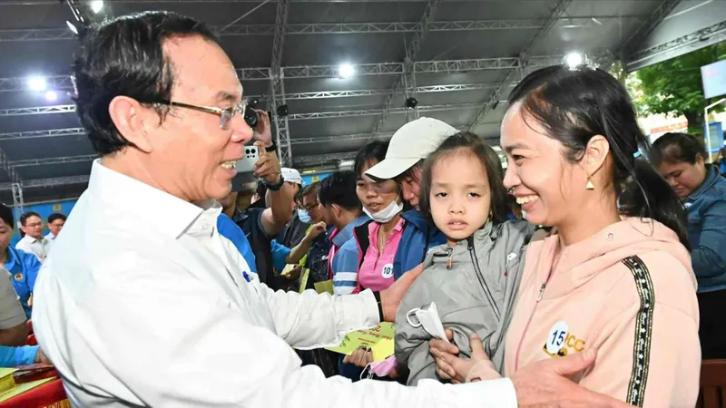 Khi thành phố cất lời "thưa bà con"