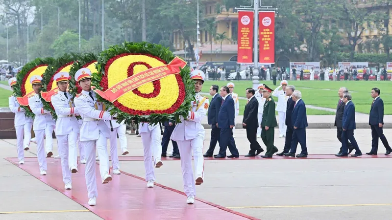 Đoàn đại biểu lãnh đạo Đảng, Nhà nước đặt vòng hoa và vào lăng viếng Chủ tịch Hồ Chí Minh, nhân dịp kỷ niệm 50 năm Ngày giải phóng miền Nam, thống nhất đất nước, sáng 29-4. Ảnh VIẾT CHUNG