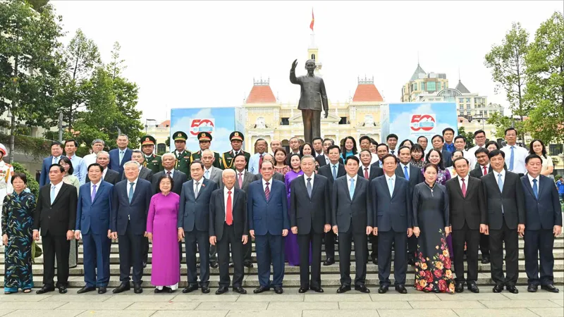 Tổng Bí thư Tô Lâm dâng hương tưởng nhớ Chủ tịch Hồ Chí Minh