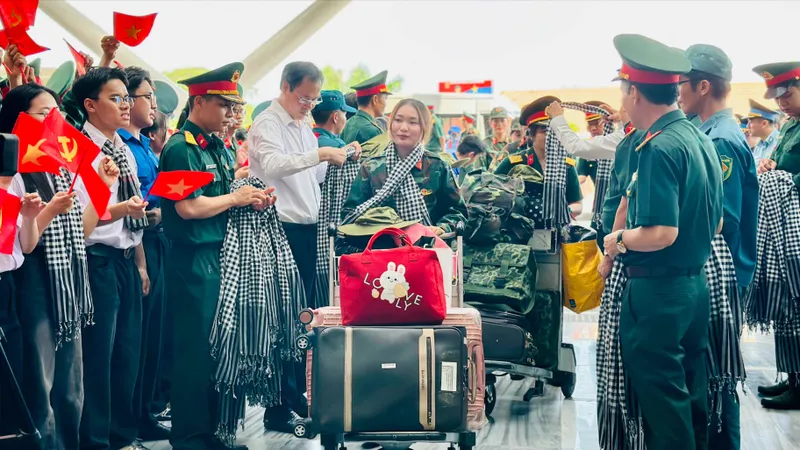 TPHCM tiễn cán bộ, chiến sĩ hoàn thành nhiệm vụ diễu binh, diễu hành trở về đơn vị