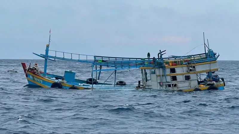 Tàu cá chìm trên vùng biển Côn Đảo, 10 ngư dân được cứu 