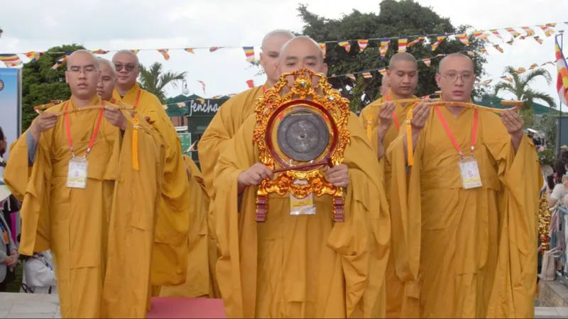 Tây Ninh: Đông đảo Phật tử, du khách cung nghinh xá lợi Đức Phật