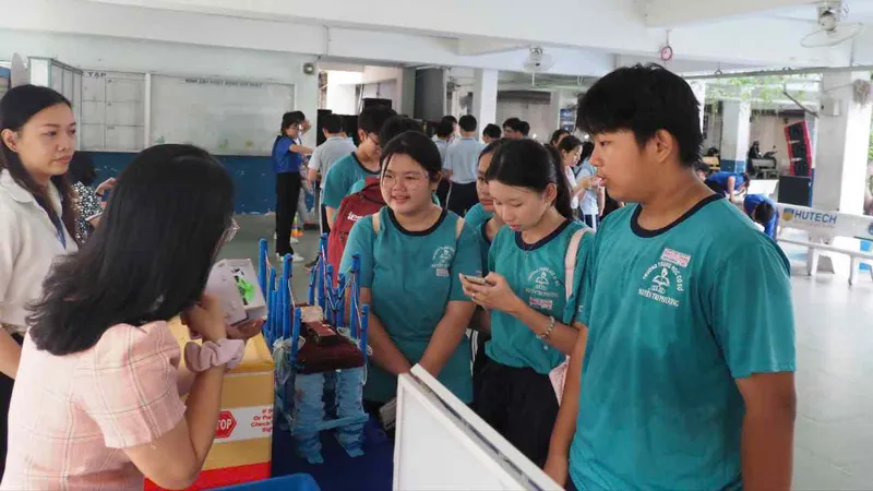 Học sinh lớp 9 tham gia Ngày hội tuyển sinh vào lớp 10 do Phòng GD-ĐT quận 10 tổ chức vào tháng 3-2025