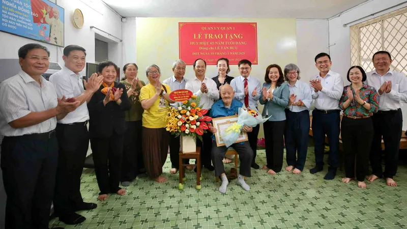 Lãnh đạo TPHCM trao Huy hiệu 65 năm tuổi Đảng đến đồng chí Lê Tấn Bửu