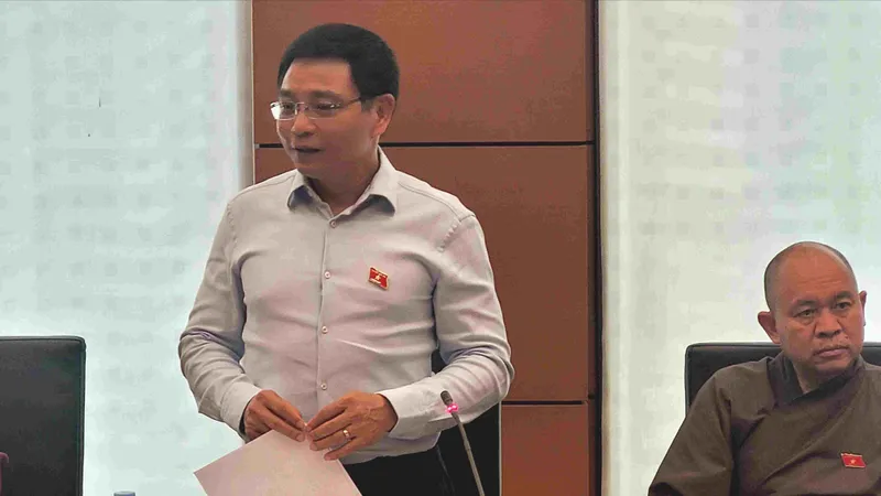 Các đại biểu Quốc hội thảo luận tại tổ chiều 15-5. Ảnh: LÂM NGUYÊN