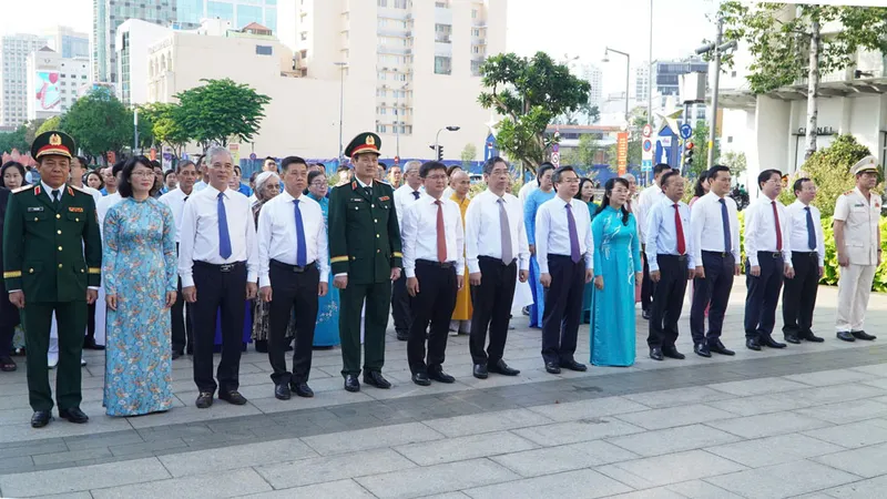 Đoàn đại biểu TPHCM dâng hương, dâng hoa Chủ tịch Hồ Chí Minh
