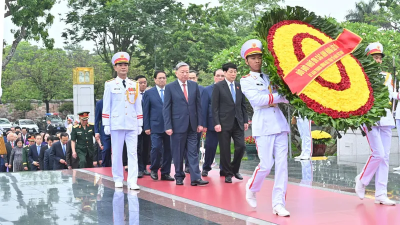 Lãnh đạo Đảng, Nhà nước vào Lăng viếng Chủ tịch Hồ Chí Minh. Ảnh: QUANG PHÚC 