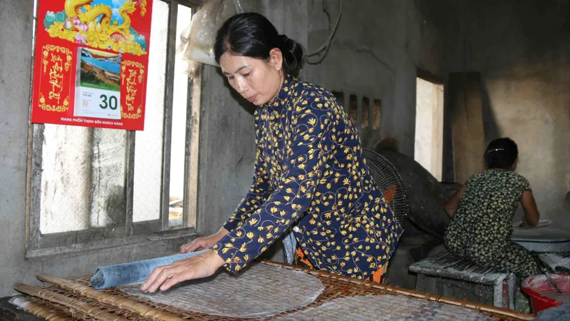 Nghề làm bánh tráng truyền thống ở Phú Long