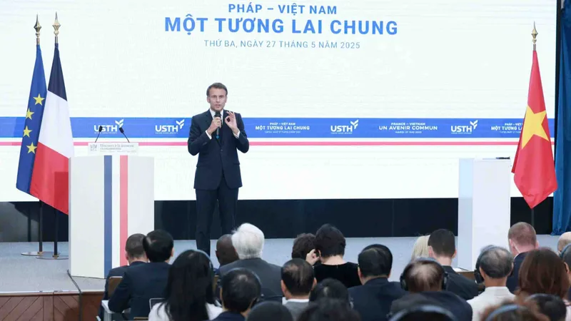 Tổng thống Cộng hòa Pháp Emmanuel Macron và Phu nhân đến thăm trường Đại học Khoa học và Công nghệ Hà Nội. Ảnh: VIẾT CHUNG