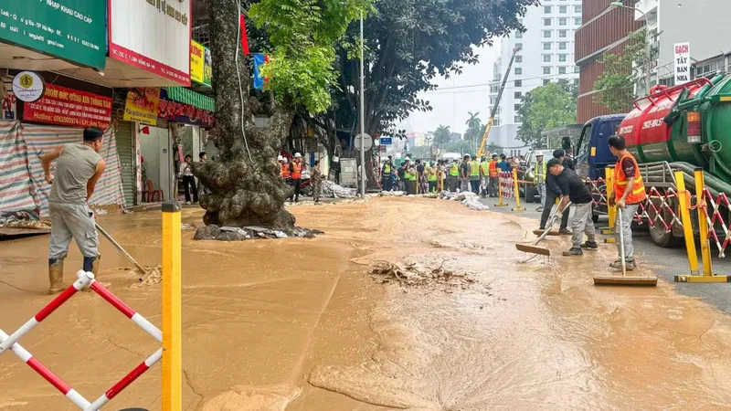 Bùn đất từ đào hầm metro Nhổn - Ga Hà Nội phun trào lênh láng trên phố Cát Linh