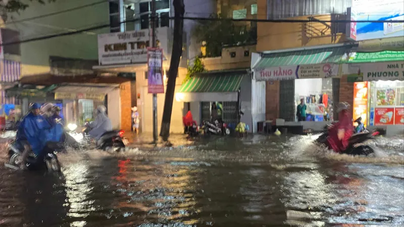 Mưa lớn kéo dài, nhiều đường ở Cần Thơ ngập sâu, hàng loạt xe "chết máy"