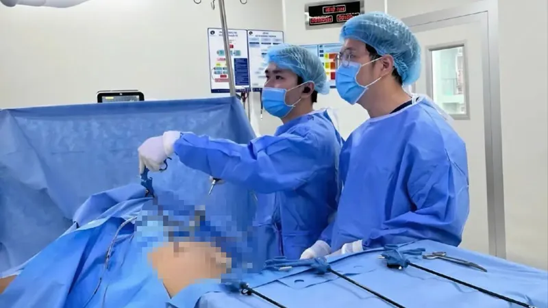 Bác sĩ đang phẫu thuật cho bệnh nhân
