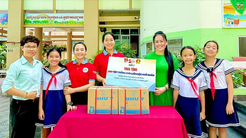 Trao quà đến học sinh tại quận 4, TPHCM nhân dịp Quốc tế Thiếu nhi 1-6