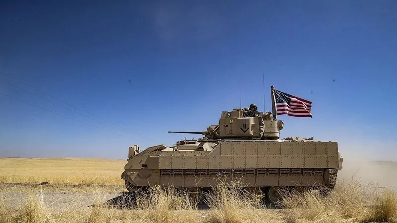 Binh sĩ Mỹ tuần tra tại tỉnh Hasakeh, Syria ngày 17-7-2023. Ảnh: al-monitor.com/TTXVN