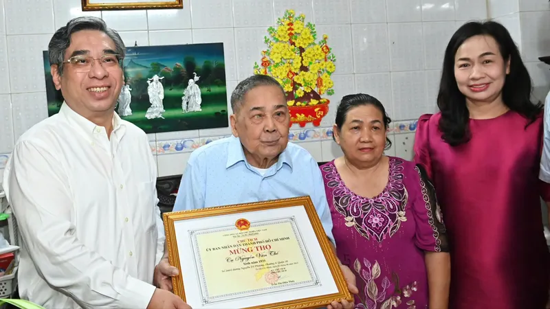 Đồng chí Nguyễn Phước Lộc thăm, mừng thọ ông Huỳnh Kim An. Ảnh VIỆT DŨNG