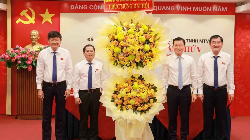 Phó Chủ tịch UBND TPHCM Bùi Xuân Cường tặng hoa chúc mừng đại hội