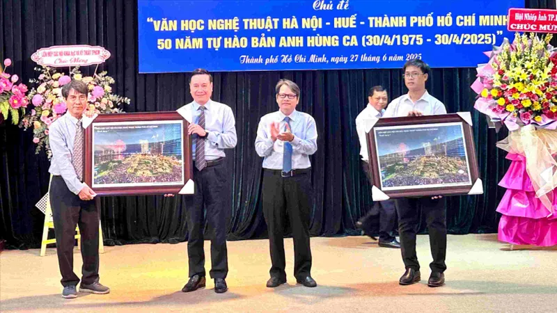 Một chỉnh thể đa âm mà thống nhất của VHNT Hà Nội - Huế - TPHCM sau 50 năm 