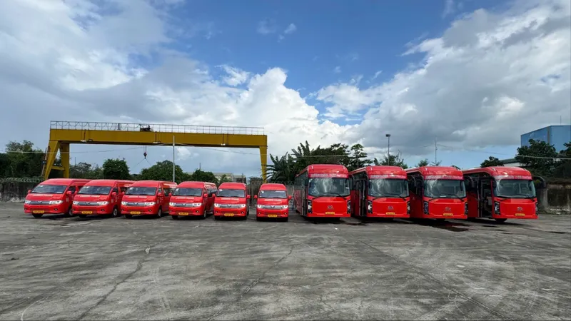 Các phương tiện đã đậu sẵn tại 2 địa phương trên chờ sáng mai di chuyển. Ảnh: QUỐC HÙNG