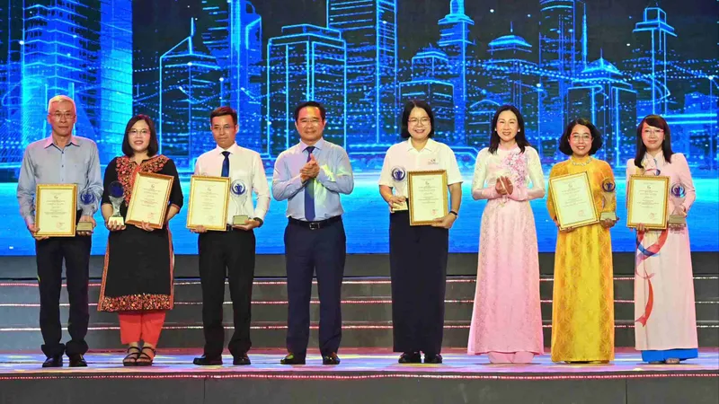 Phó Bí thư Thành ủy, Chủ tịch UBND TPHCM Nguyễn Văn Được chúc mừng các tác giả, nhóm tác giả lĩnh vực Quản lý nhà nước. Ảnh: VIỆT DŨNG