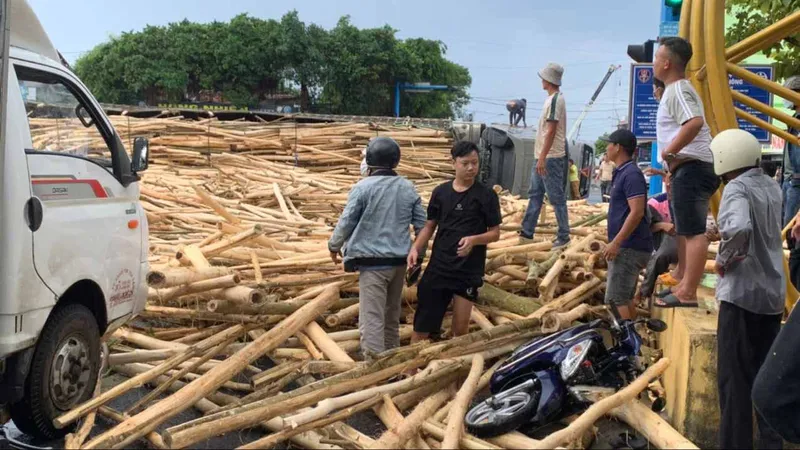 Lật xe đầu kéo đè người đi đường tử vong