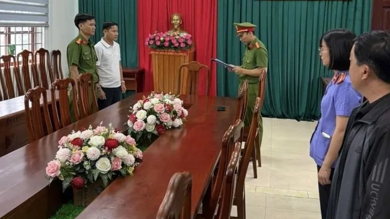 Cơ quan Cảnh sát điều tra Công an tỉnh Gia Lai đọc Lệnh bắt bị can để tạm giam đối với Lê Anh Tuấn. Ảnh: CỔNG THÔNG TIN ĐIỆN TỬ CÔNG AN TỈNH GIA LAI 