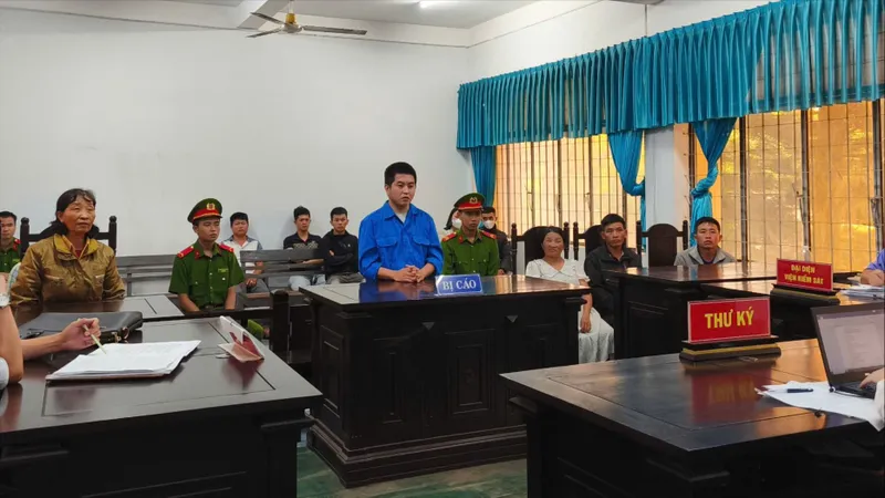 Ảo giác vì hít keo con chó, thanh niên dùng dao truy sát mẹ