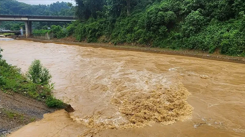 Nước ngập do mưa to ngày 12-7 trên Quốc lộ 4D (địa phận tỉnh Lào Cai)