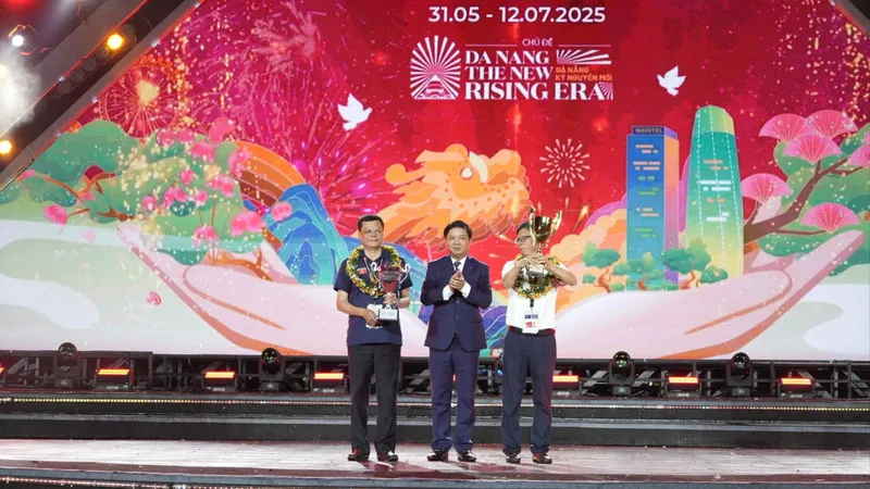 Chủ tịch UBND TP Đà Nẵng Lương Nguyễn Minh Triết trao giải thưởng cho đội Jiangxi Yangfeng (bìa phải) và đội Z121 Vina Pyrotech