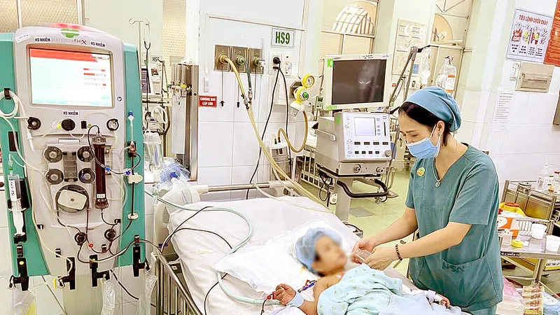 Một bệnh nhi bị sốc sốt xuất huyết được Bệnh viện Nhi đồng 2 cứu sống. Ảnh: MINH KHUÊ