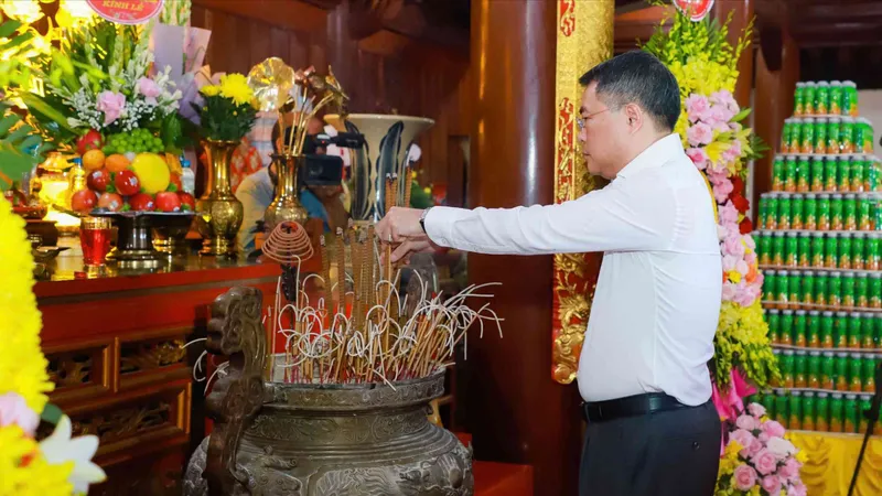 Trưởng Ban Tổ chức Trung ương Lê Minh Hưng tưởng niệm các Anh hùng liệt sĩ tại Nghệ An 