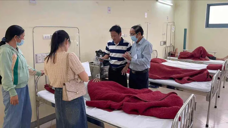 Đại diện Sở Y tế TP Huế lấy thông tin từ các bệnh nhân nhập viện vì ngộ độc thực phẩm sau khi ăn tiệc giỗ