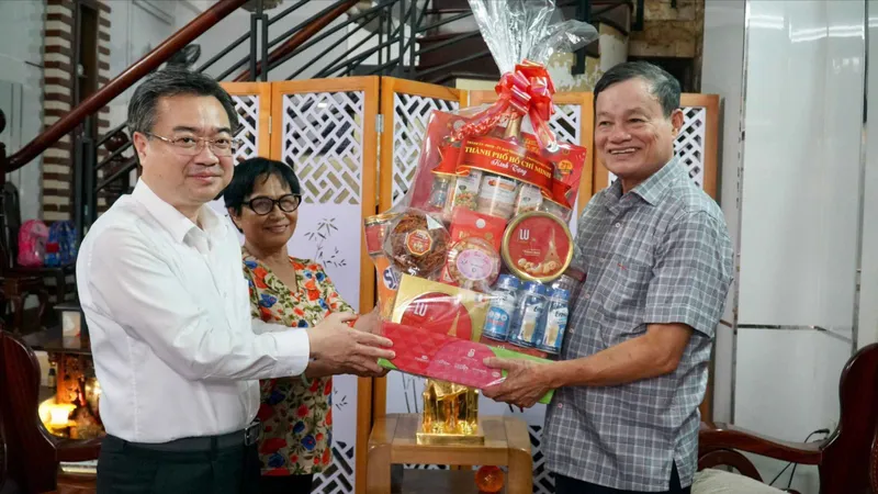 Đồng chí Nguyễn Thanh Nghị thăm, tặng quà vợ chồng Trung tướng Nguyễn Cộng Hòa