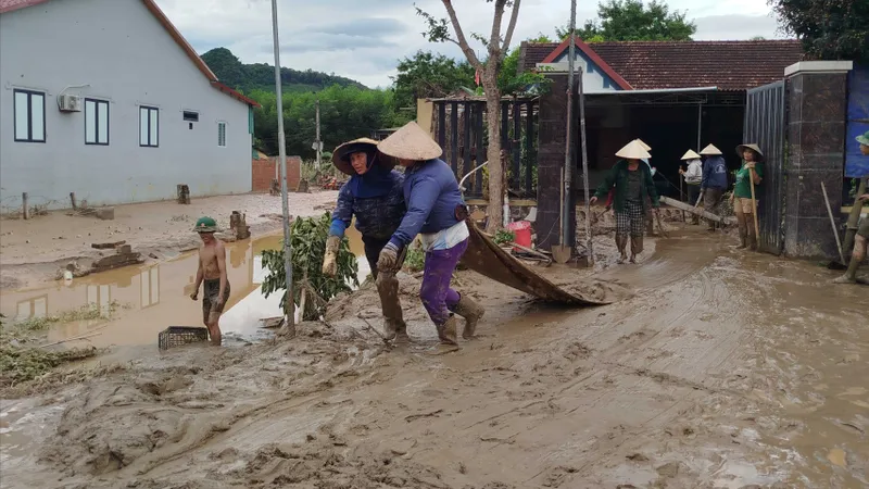 “Lặn ngụp” trong bùn đất sau lũ